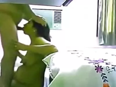កូនមាន់ក្តៅសាច់នៅលើឆ្នេរ