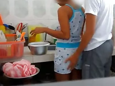នារីសិចស៊ីស្លៀកខោពណ៌ផ្កាឈូក ហើយស៊ីលើខ្នង