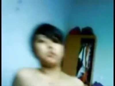 Brunette ជាមួយ tits ធម្មជាតិ បឺតជញ្ជក់ និងទទួលបាន cum
