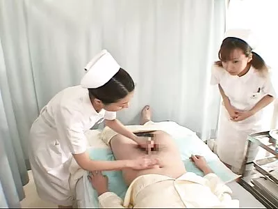 ទារកកំពុងធ្វើផ្លុំកញ្ចែនៅក្នុងបន្ទប់ទឹក និងជល់ដៃ